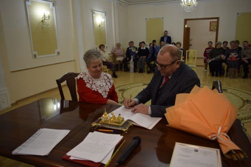 В Бавлах золотую свадьбу отметили Николай и Гульчачак Коротаевы