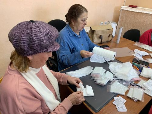 Члены местного отделения Союза пенсионеров России и сотрудники клиентской службы продолжают поддерживать наших защитников!