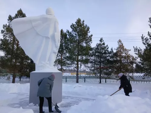 Шалтылар һәйкәлләрне кардан чистартты