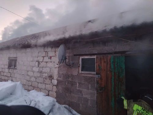 В Бавлах загорелась хозпостройка