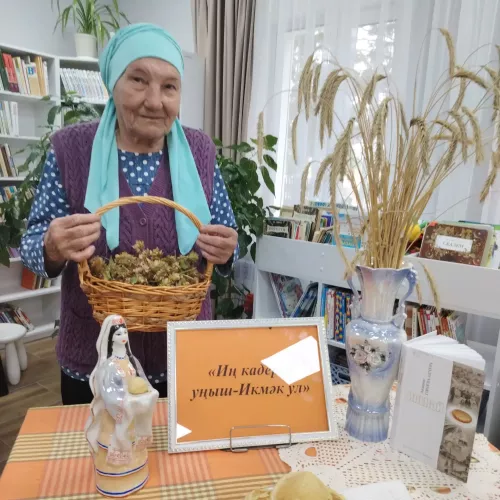 Баулы районы өлкәннәре китапханәгә җыелганнар