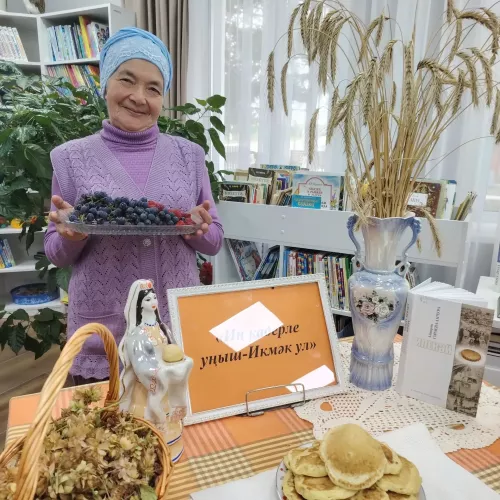 Баулы районы өлкәннәре китапханәгә җыелганнар