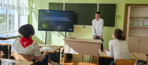 В школе села Кзыл-Яр ученики примерили роль учителей