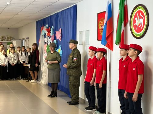 Хәрби-патриотик эшләр айлыгына багышланган тантаналы линейка
