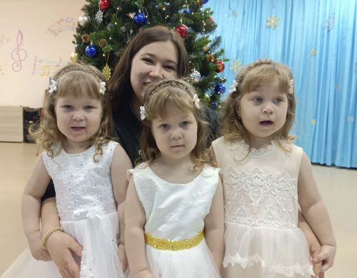 Баулы игезәк кызлар бәйрәм көтә
