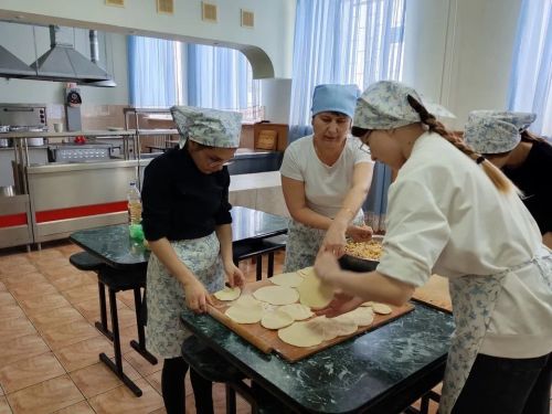 Исергәп укучылары бәйрәмгә өчпочмак пешерде