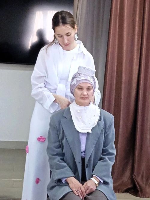 Баулы хатын-кызларына яулык бәйләү буенча осталык сәгате үтте