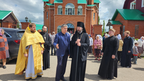 Епископ Мефодий побывал на литургии в Бавлах и оценил стройку парка