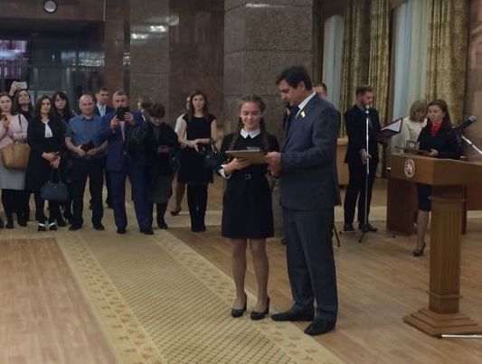 Юной бавлинке вручили паспорт в Госсовете Татарстана