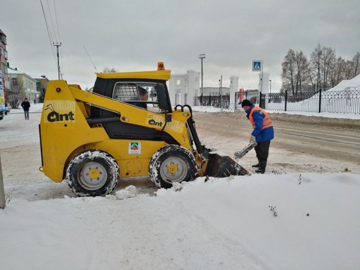 В Бавлах снегоуборочная техника работает и днем и ночью