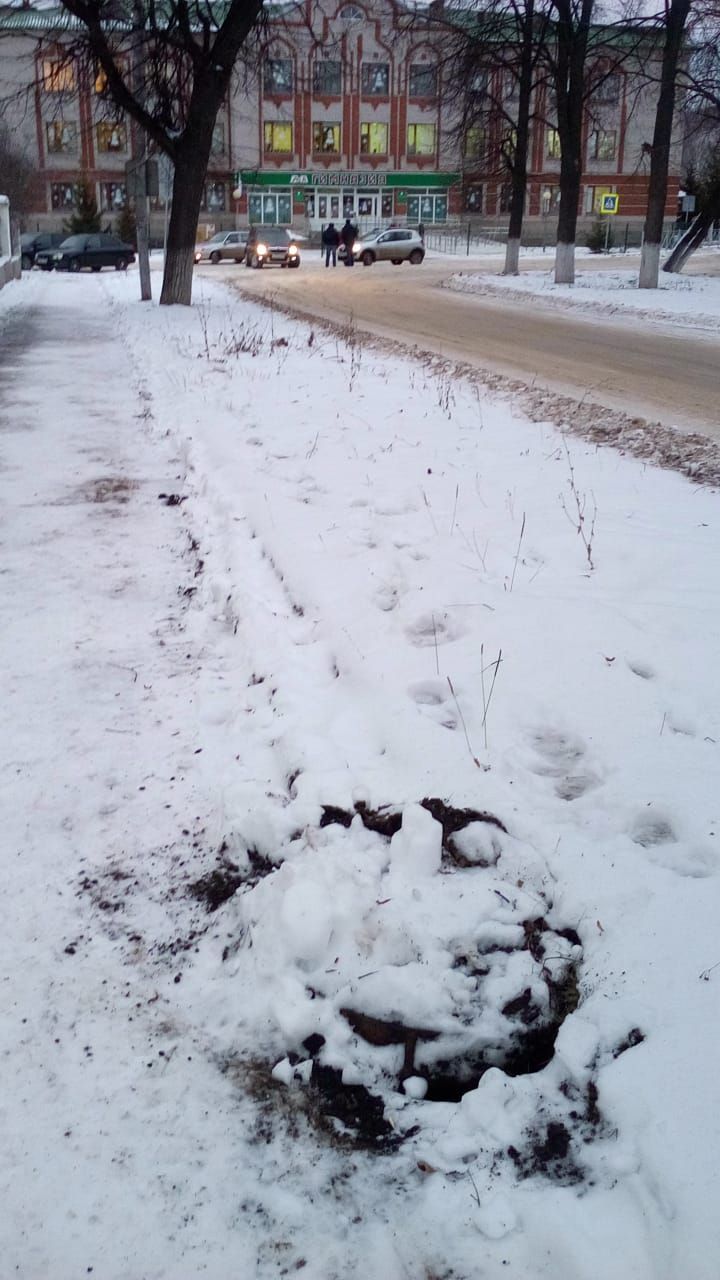 В Бавлах открытый люк - осторожно