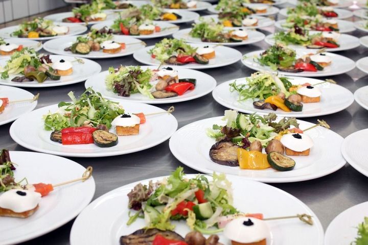 В Турции признались в повторном использовании еды со шведского стола