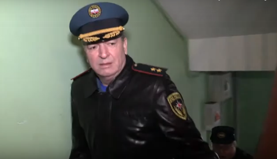 В Татарстане глава МЧС установил пожарный извещатель многодетной семье