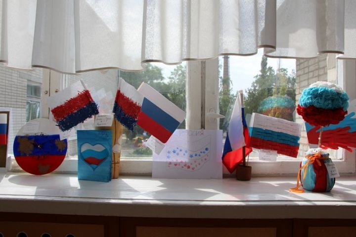 Сотрудницу детсада наказали за перевернутый флаг России