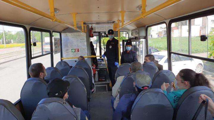 Пассажиров без масок и перчаток выводят из автобуса сотрудники полиции