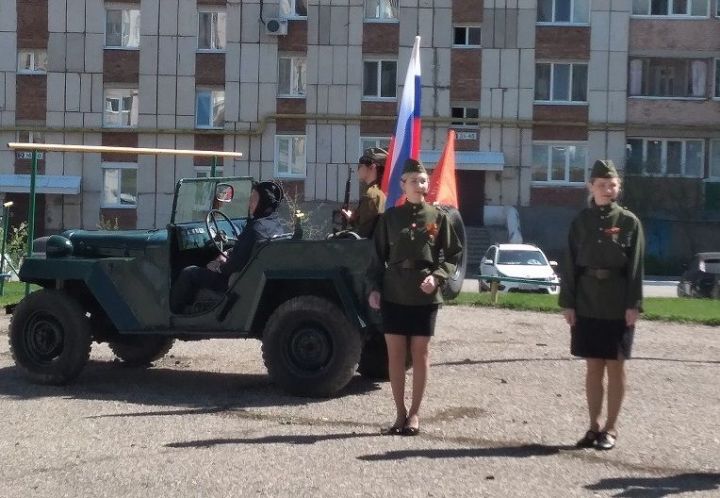 Бавлинцы поют всем двором военные песни