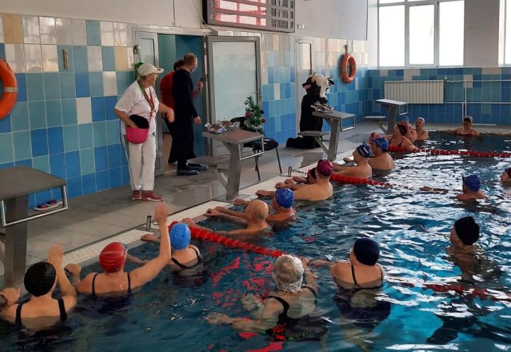 В Бавлах организовали новогодний заплыв для ветеранов