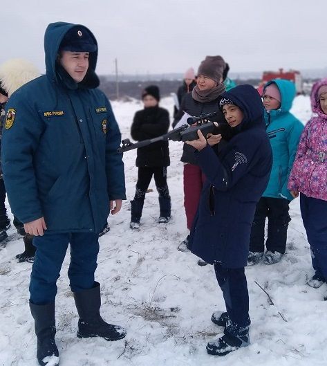 Бавлинские родители с детьми играют в "Зарницу"