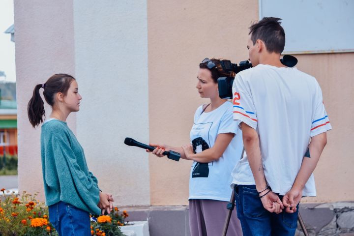 В молодежном клубе «Ватан» на занятии фотокружка «В объективе» в гостях побывали сотрудники ТРК «Бавлинское радио и телевидение»