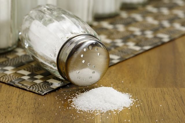 Для чего люди рассыпают соль по углам дома: приметы, в которые верят