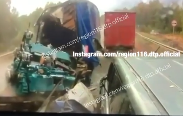 Опубликовано видео смертельной аварии в Бавлинском районе (18+)