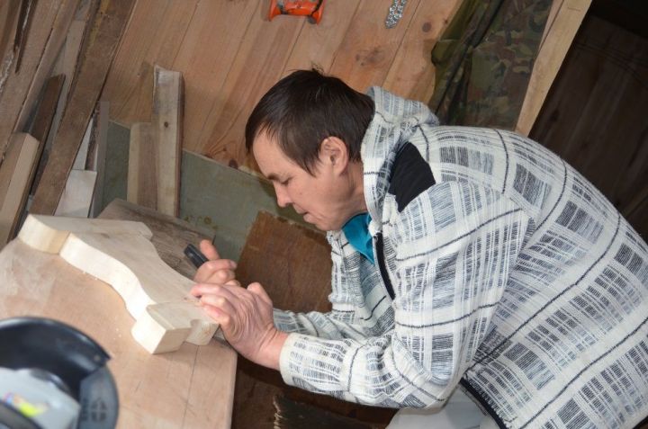 Плотник из бавлинского села: “Мебель покупать не нужно, всё делаю своими руками”