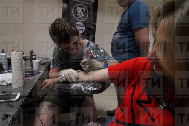 Тату-салонам запретят «бить» татуировки подросткам