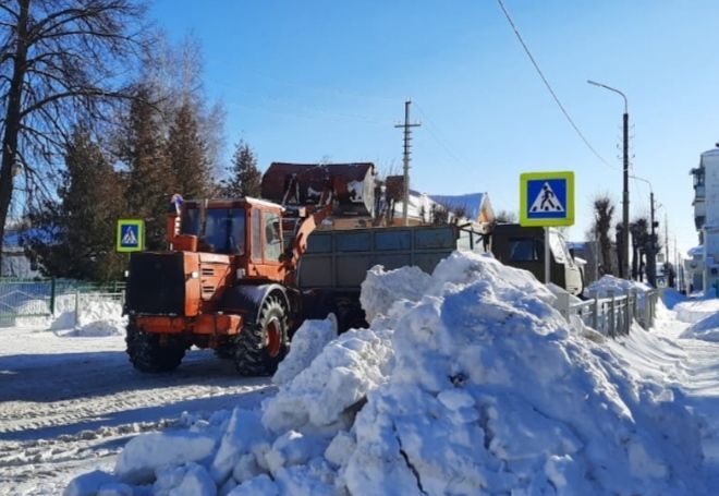 Сугробы на перекрестках создают аварийные ситуации для бавлинских автомобилистов