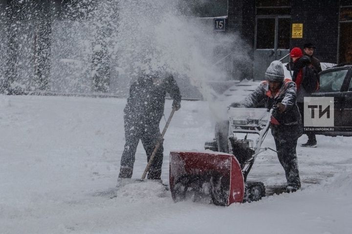 «Не заботятся о своих клиентах?»: Гузаиров поручил предпринимателям убрать снег со своих территорий