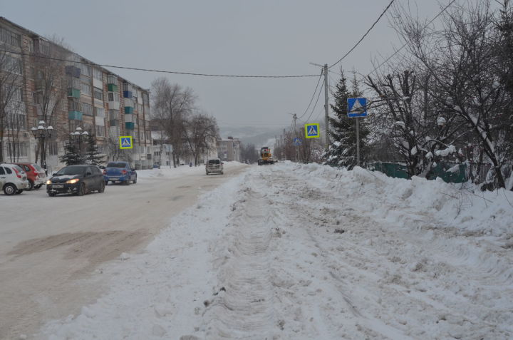 Бавлинские коммунальщики борются со снегом