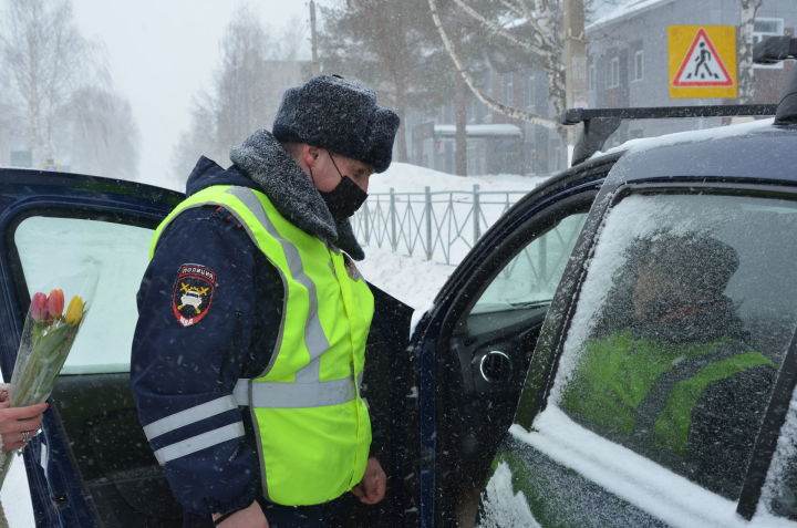 Экипаж ДПС поздравил бавлинок с праздником