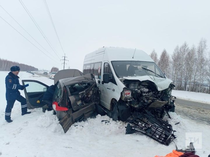 Один из водителей погиб в столкновении легковушки и вахтового автобуса на трассе в Татарстане