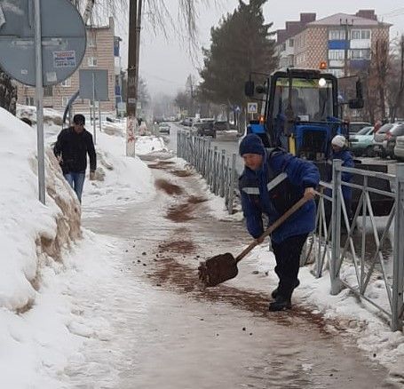 Работники благоустройства Бавлов устраняют каток на улицах