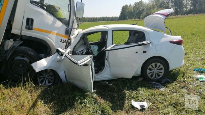 Два человека погибли в столкновении легковушек и фургона на трассе в Татарстане