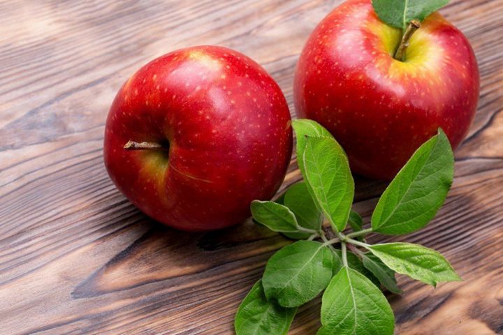В Роспотребнадзоре пояснили, почему полезно есть яблоки с косточками