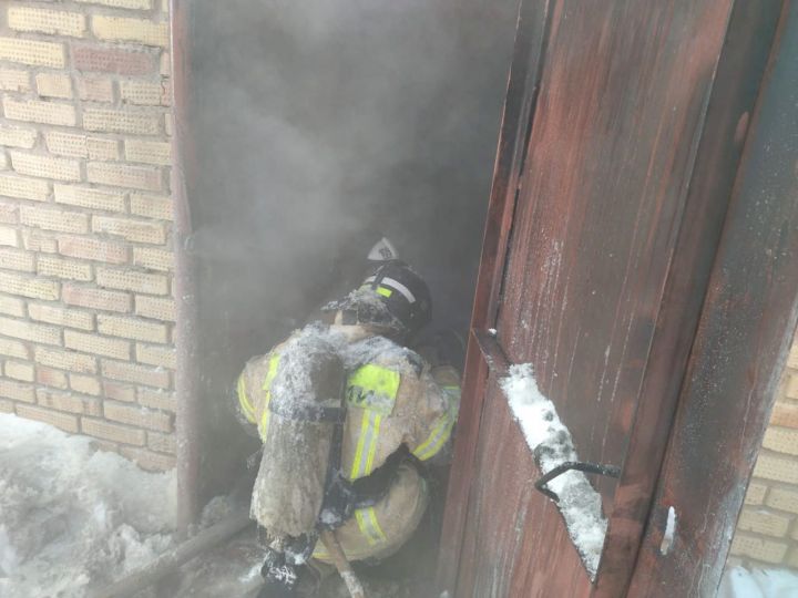 В Бавлах пожар уничтожил легковой автомобиль