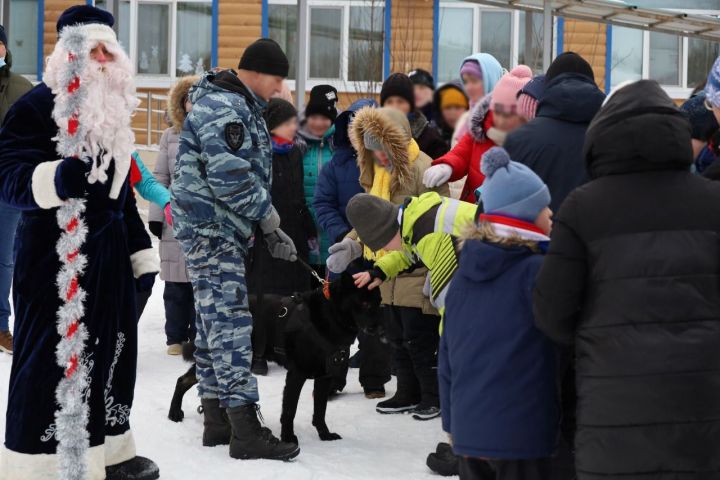 Для казанских воспитанников детского интерната бойцы ОМОН Росгвардии провели новогодний праздник