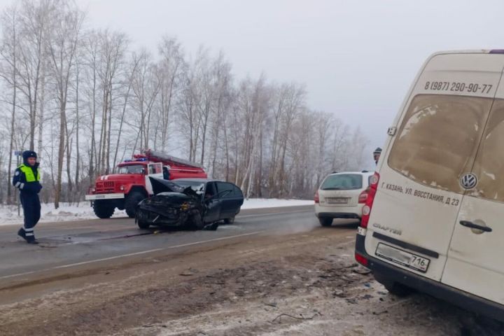 На трассе Казань-Оренбург произошла авария с участием микроавтобуса