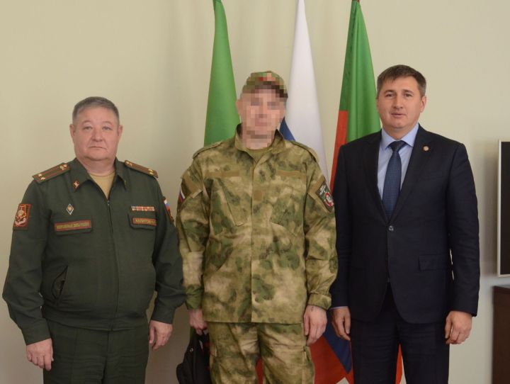 Глава Бавлинского района встретился с военнослужащим, приехавшим из зоны СВО в отпуск