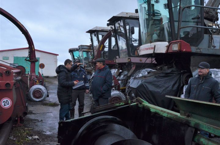 В Бавлинском районе проверили поставку сельхозтехники на зимнее хранение