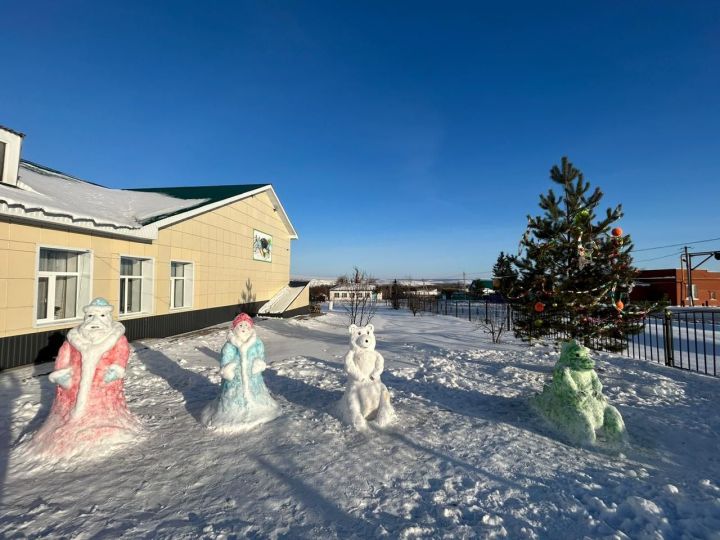 В бавлинском селе территорию клуба украсили снежные фигурки