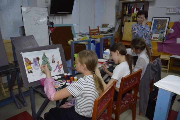 Воспитанники школы искусств готовят новогодние подарки