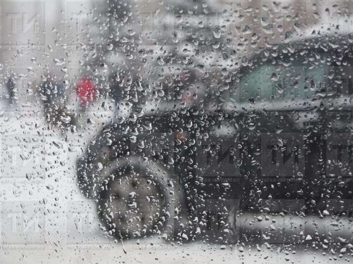 Гололёд и снежная каша на дорогах: водителей призывают быть осторожными
