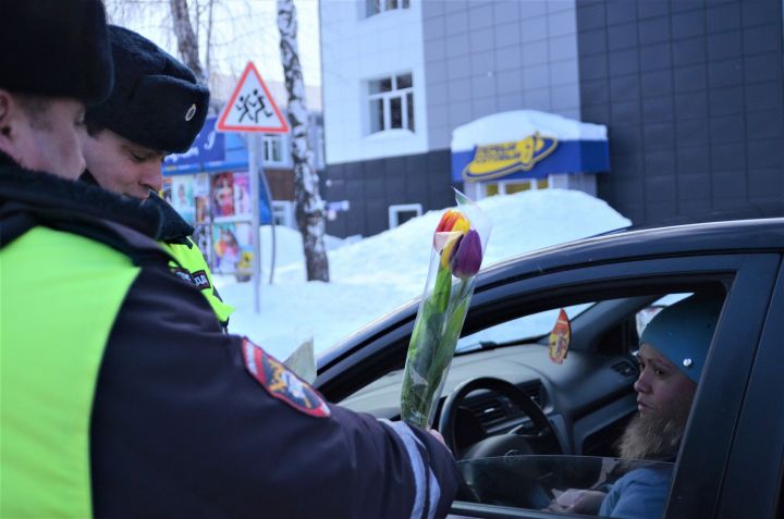Тюльпаны вместо проверки документов: сотрудники ГИБДД поздравили бавлинских автоледи
