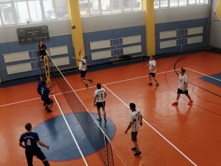 В Бавлах проходит турнир по волейболу памяти Аниса Зиярова
