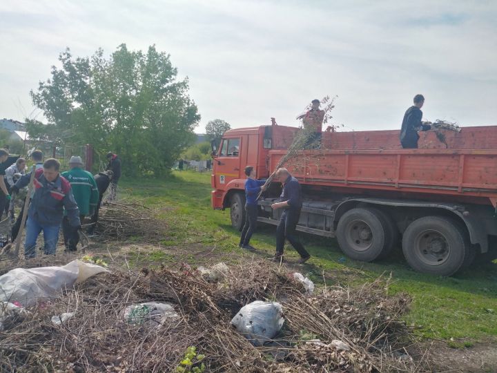 Бавлинцы вышли на уборку кладбищ