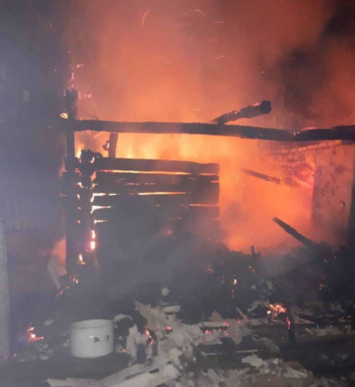 Ночью в Бавлинском районе сгорела баня