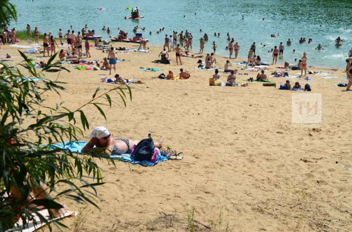 Из-за ранней жаркой весны многие начали купаться в водоемах