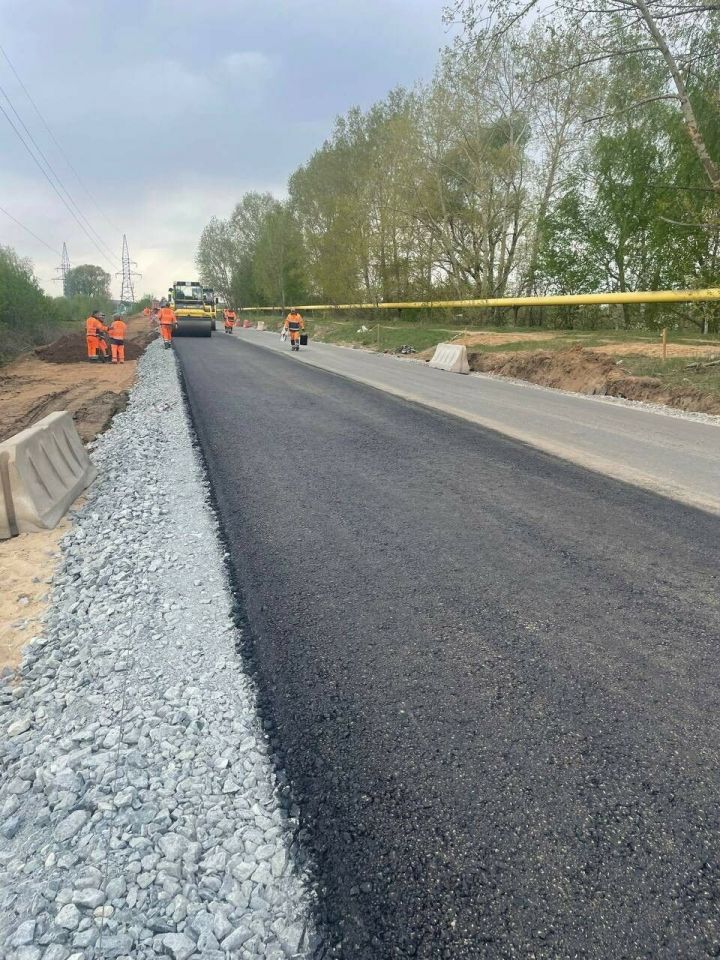 По нацпроекту в поселке Отары под Казанью проводятся ремонтные работы автодороги