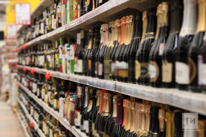 Минфин России против повышения минимального возраста продажи алкоголя